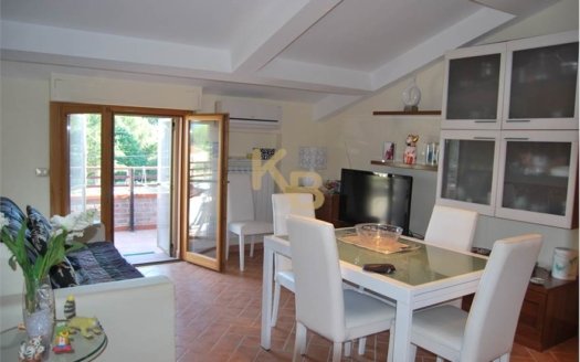 Attico con piscina e grande terrazzo vista lago