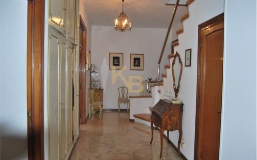 La grande casa nel centro del paese