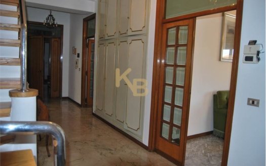 La grande casa nel centro del paese