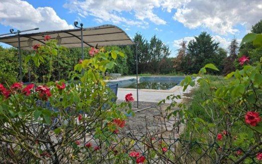 Villetta ristrutturata con piscina e ampio giardino