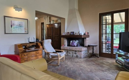 Villetta ristrutturata con piscina e ampio giardino