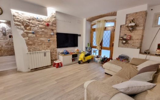 Caratteristico cieloterra finemente ristrutturato con 4 camere e 3 bagni