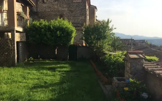 Casa con giardino nel centro storico di Giove